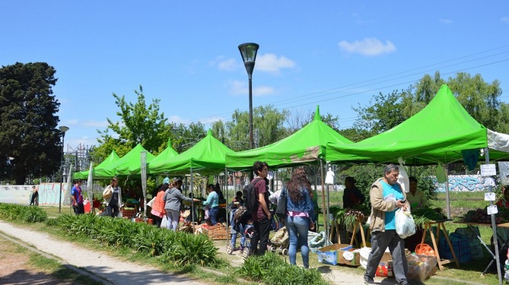 Feria hortiflorícola en la Plaza Tarumá